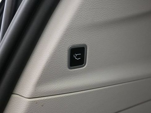 Used 2024 Chrysler Pacifica Touring-L FWD image 18