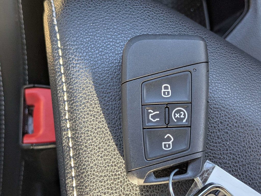 Used 2025 Volkswagen Jetta SE w/ Sunroof Package FWD image 31