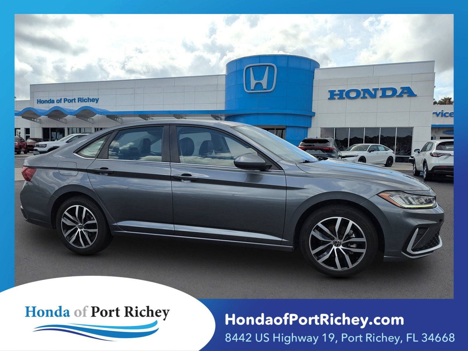 Used 2025 Volkswagen Jetta SE FWD image 1