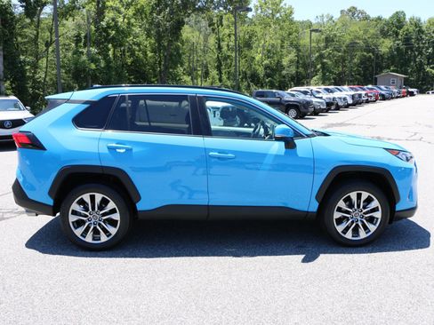 Used 2020 Toyota RAV4 XLE Premium FWD image 9