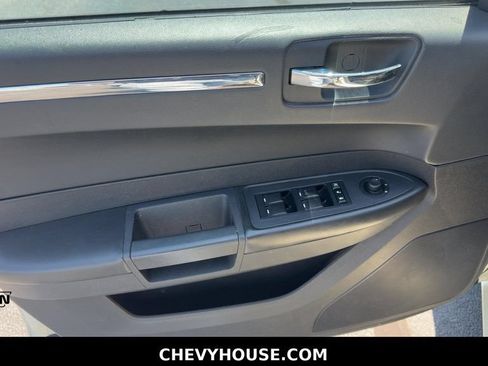 Used 2009 Chrysler 300 LX RWD image 9