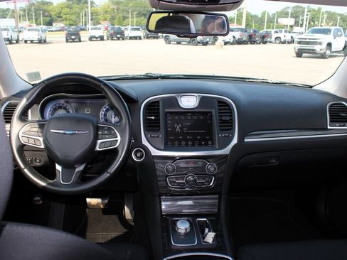 Used 2019 Chrysler 300 Touring RWD image 10
