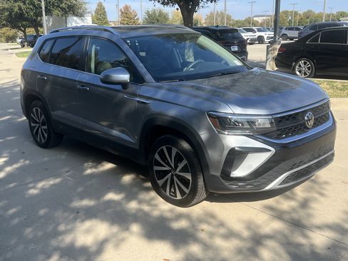 Certified 2024 Volkswagen Taos SE w/ Panoramic Sunroof Package image 2