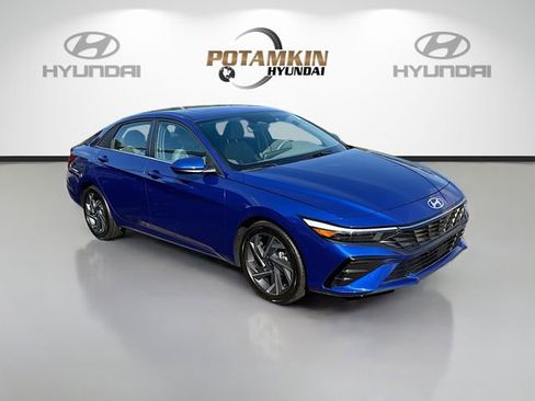 Certified 2025 Hyundai Elantra SEL image 3