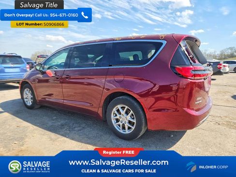 Used 2023 Chrysler Pacifica Touring-L FWD image 3
