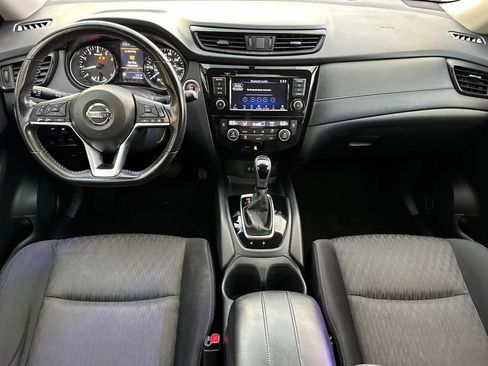 Used 2018 Nissan Rogue SV image 3