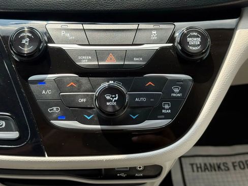 Used 2017 Chrysler Pacifica Touring-L w/ Tire & Wheel Group FWD image 35