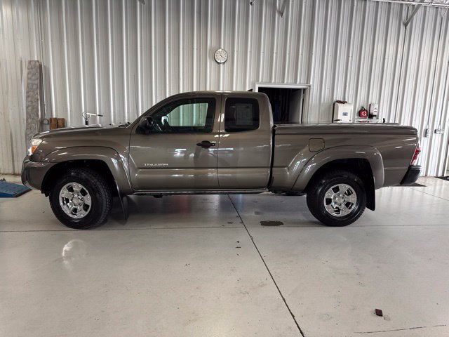 Used 2015 Toyota Tacoma 4x4 Access Cab V6 w/ SR5 Package image 2
