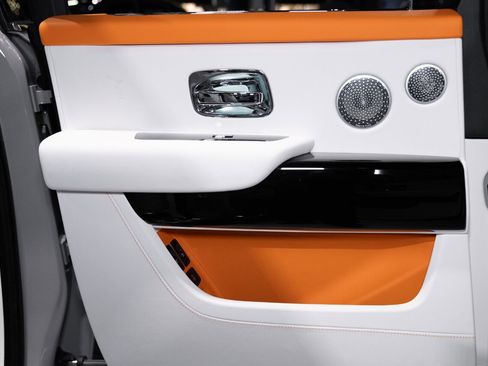 Used 2023 Rolls-Royce Cullinan w/ Cullinan Package image 17