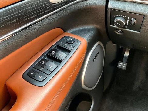 Used 2019 Jeep Grand Cherokee Summit w/ Platinum Series Group AWD/4WD image 37