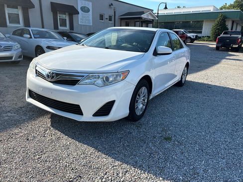 Used 2014 Toyota Camry LE w/ Moonroof Package FWD image 2
