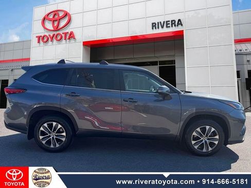 Used 2023 Toyota Highlander XLE image 4
