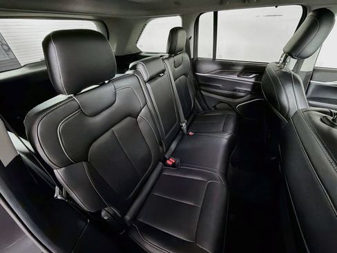 Used 2023 Jeep Grand Cherokee Limited w/ Luxury Tech Group II AWD/4WD image 27