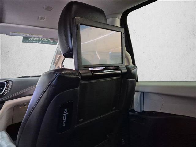 Used 2022 Chrysler Pacifica Touring-L w/ Uconnect Theater Family Group FWD image 26
