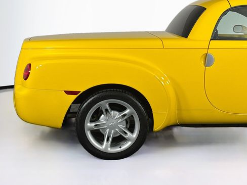 Used 2004 Chevrolet SSR RWD image 39