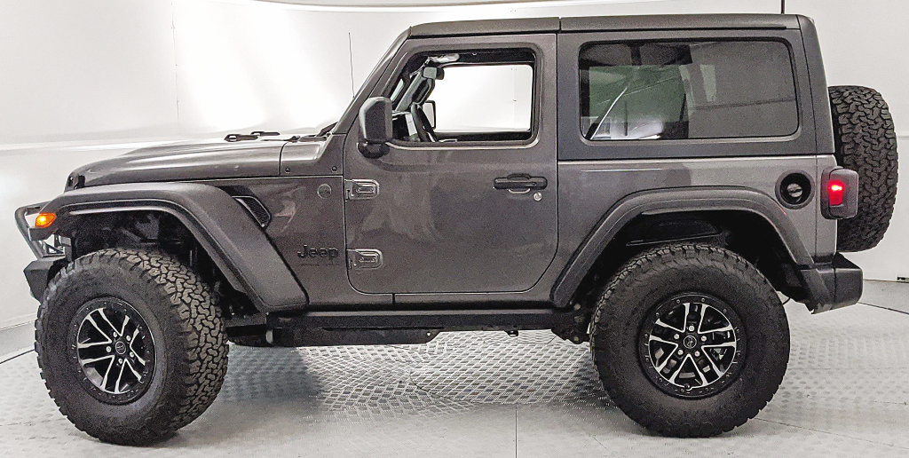 Used 2026 Jeep Wrangler Sport AWD/4WD image 5