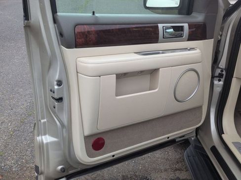 Used 2004 Lincoln Navigator Luxury AWD/4WD image 9