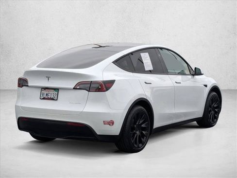 Used 2024 Tesla Model Y Long Range AWD/4WD image 5