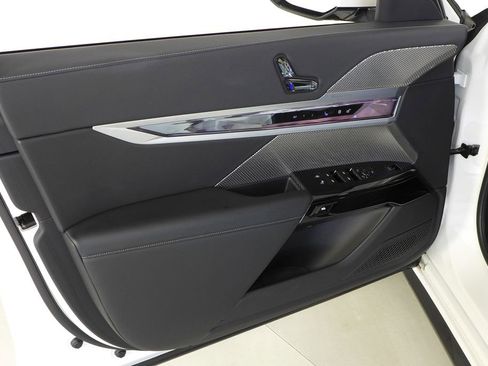 Used 2023 BMW 740i w/ Parking Assistance Package image 11