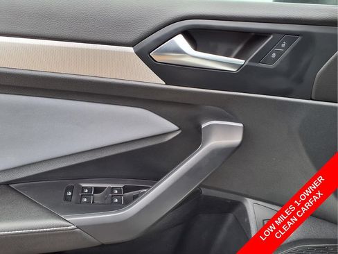 Used 2025 Volkswagen Jetta SE w/ Sunroof Package FWD image 25