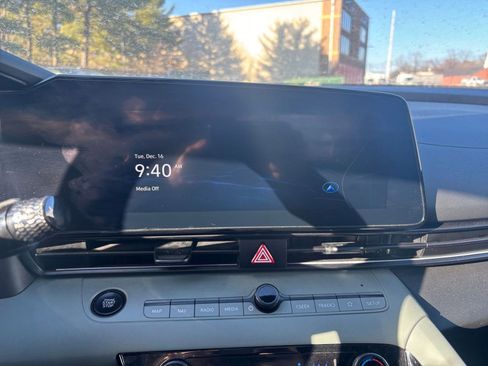 Used 2025 Hyundai Elantra Limited image 21