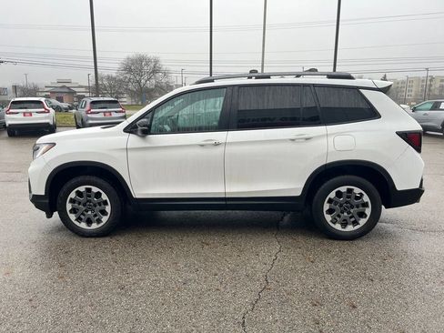 Used 2024 Honda Passport TrailSport image 2