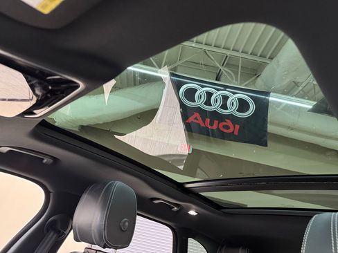 Used 2018 Land Rover Range Rover Velar R-Dynamic SE image 28