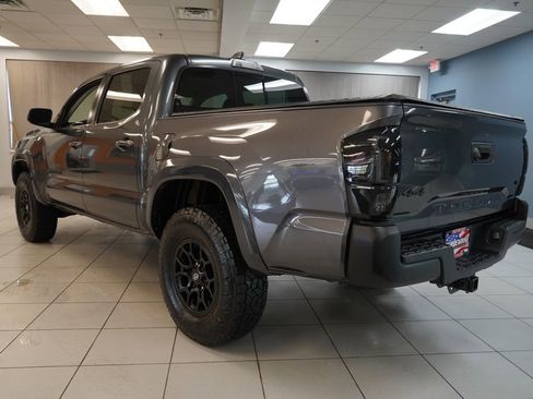 Used 2022 Toyota Tacoma SR5 AWD/4WD image 3