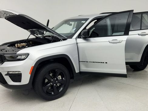 Used 2025 Jeep Grand Cherokee Limited w/ Black Appearance Package RWD image 11