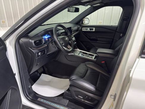Certified 2023 Ford Explorer Platinum w/ Class IV Trailer Tow Package AWD/4WD image 2