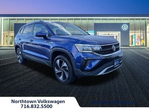 Certified 2024 Volkswagen Taos SE image 1