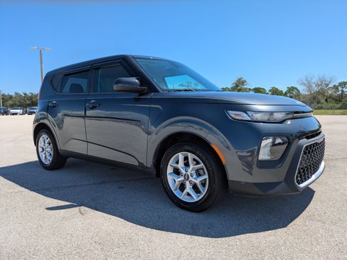 Used 2022 Kia Soul S FWD image 2