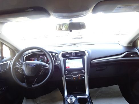 Used 2017 Ford Fusion SE w/ Fusion SE Technology Package FWD image 23
