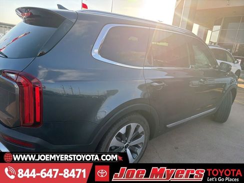 Used 2022 Kia Telluride EX w/ EX Premium Package image 3