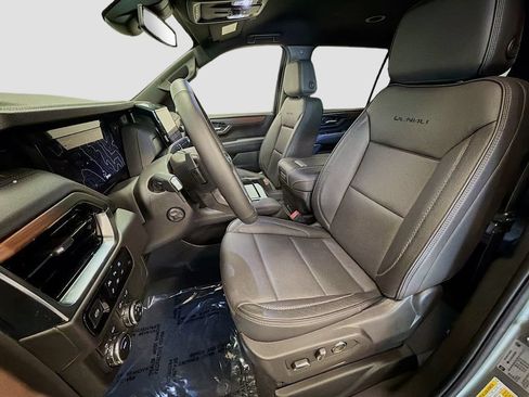 Used 2025 GMC Yukon XL Denali AWD/4WD image 32