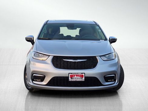 Used 2023 Chrysler Pacifica Limited image 2