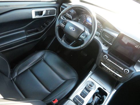 Used 2020 Ford Explorer XLT w/ Equipment Group 202A image 9