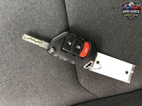 Used 2025 Jeep Gladiator Rubicon w/ Technology Group AWD/4WD image 30