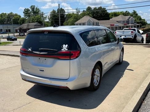 Used 2023 Chrysler Pacifica Touring-L FWD image 6