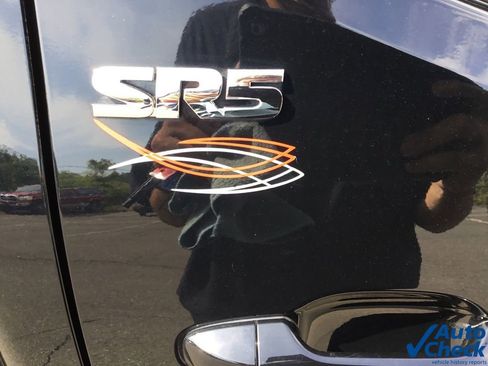 Used 2018 Toyota Tacoma SR5 image 25