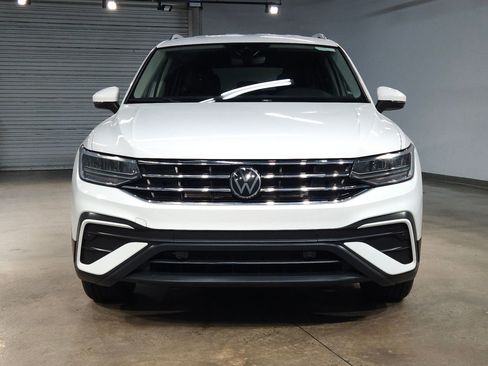 Used 2024 Volkswagen Tiguan SE image 2