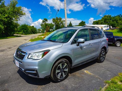Used 2017 Subaru Forester 2.5i Premium w/ All-Weather Package AWD/4WD image 9