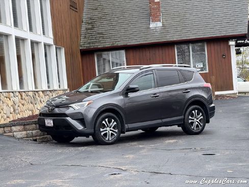 Used 2017 Toyota RAV4 LE AWD/4WD image 2