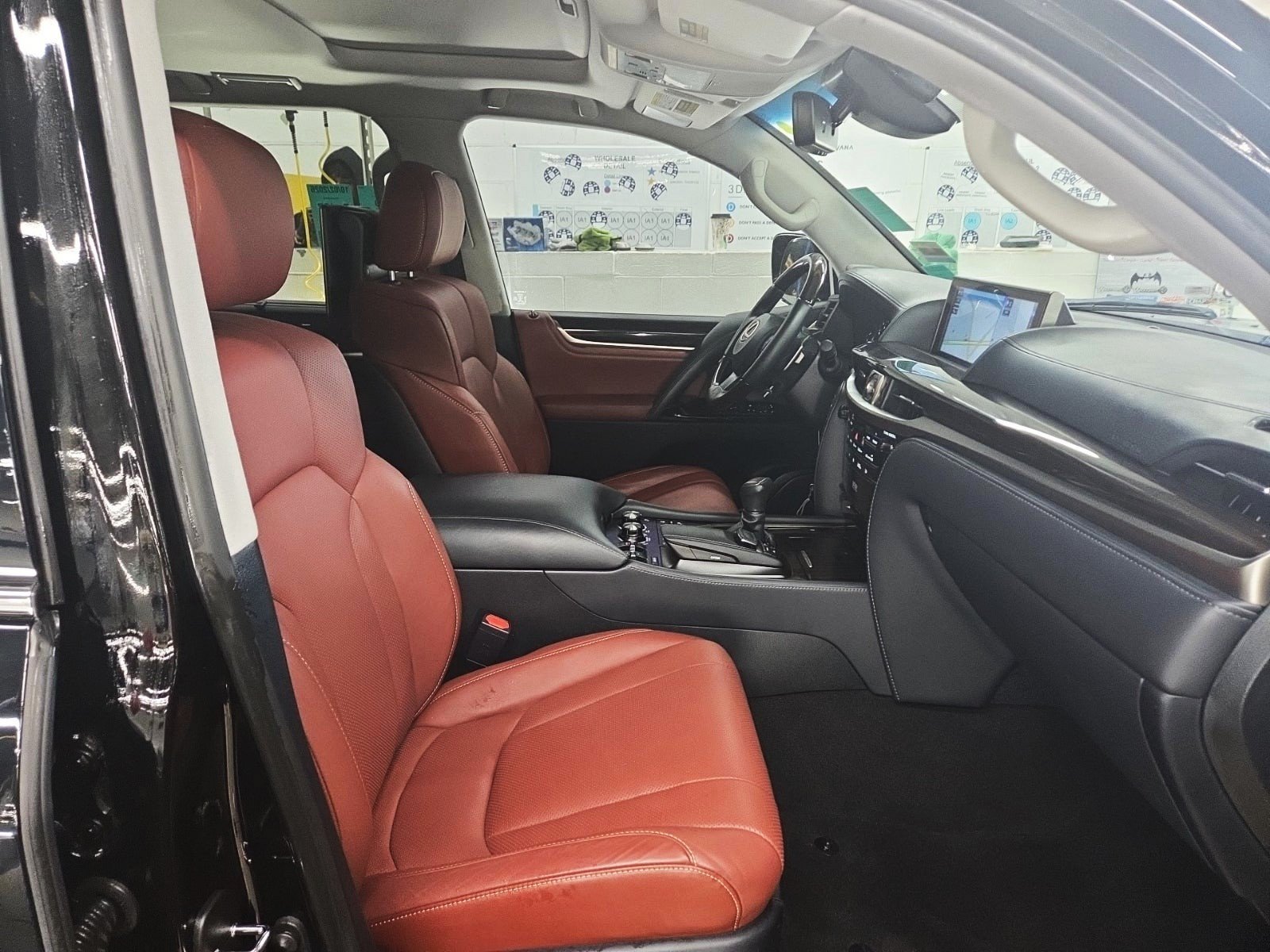 Used 2019 Lexus LX 570 4WD w/ Luxury Package image 8