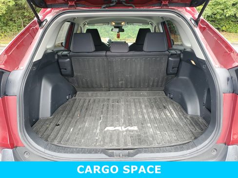 Used 2021 Toyota RAV4 LE image 10