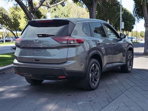 Used 2024 Nissan Rogue SV image 5