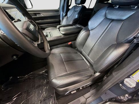 Used 2024 Jeep Wagoneer L Series II RWD image 8