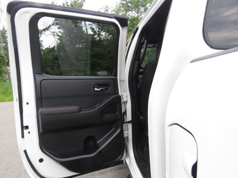 Used 2022 Nissan Frontier PRO-4X w/ Technology Package AWD/4WD image 17