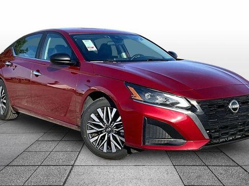 Used 2025 Nissan Altima 2.5 SV FWD image 2