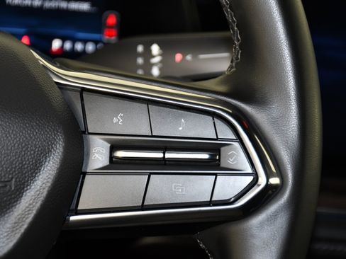 Used 2025 Chevrolet Suburban Z71 image 22